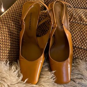 Banana Republic leather tan classic sling back heels